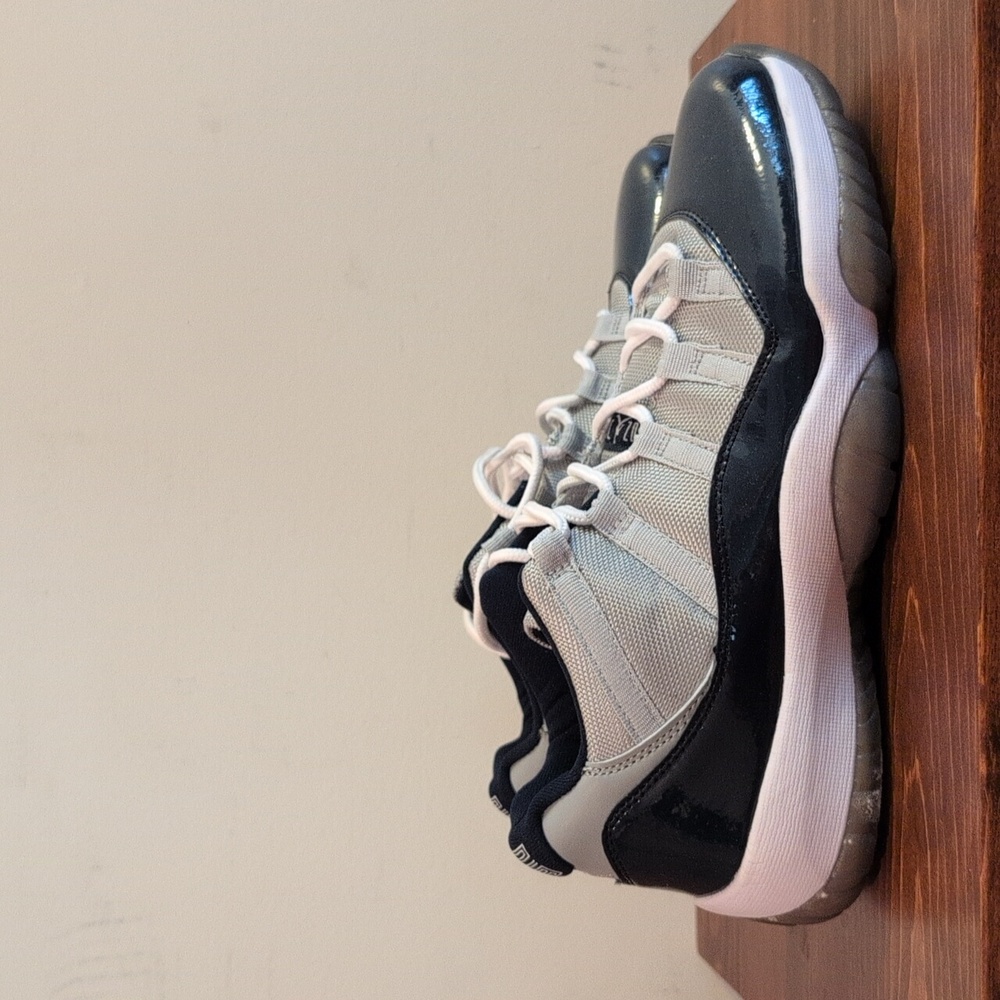 Low Top Grey Navy Basketball Shoes Sz 9.5